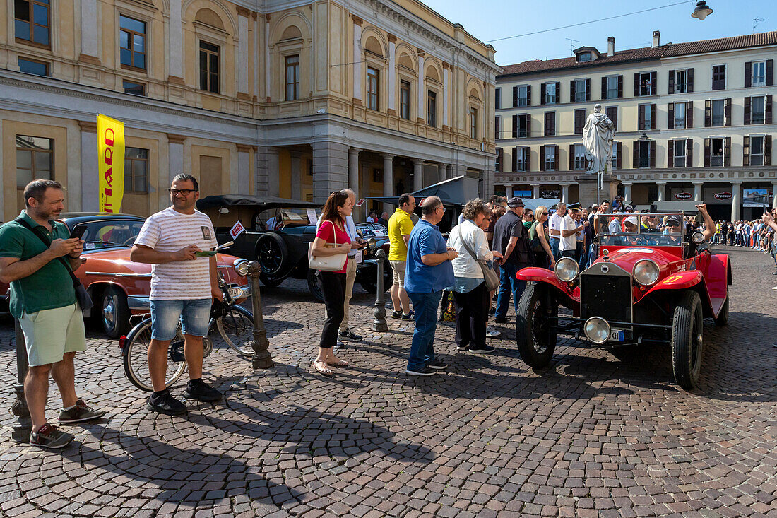 1000 Miglia, Parade historischer Fahrzeuge zwischen zwei Flügeln der Menschenmenge, Novara, Piemont, Italien, Europa