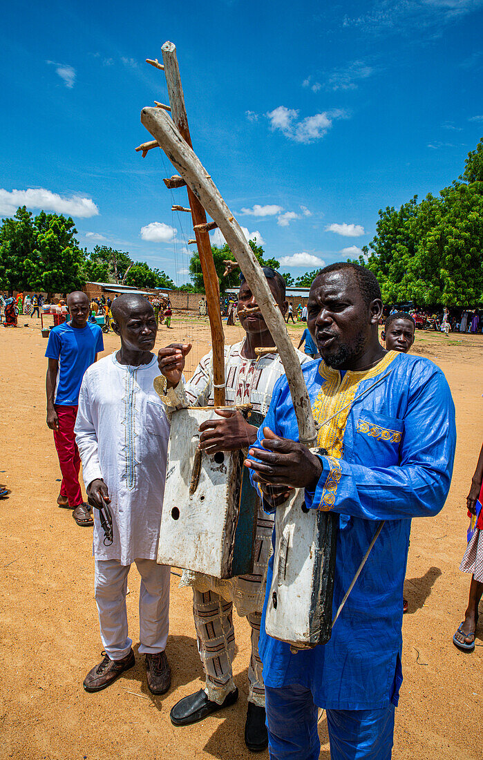 Mann spielt ein lokales Instrument bei einem Stammesfest, südlicher Tschad, Afrika
