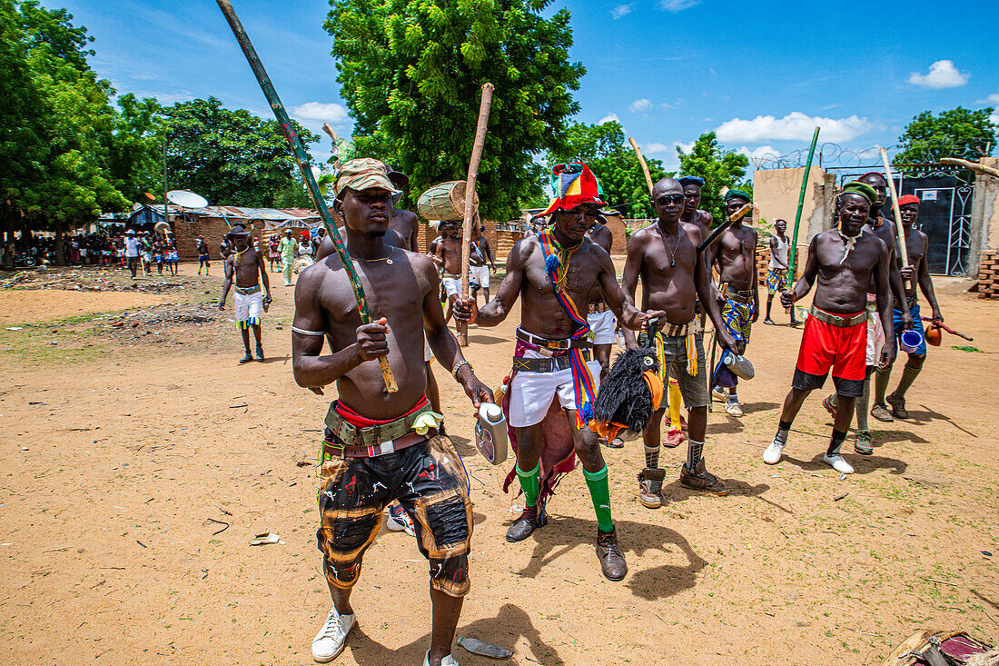 Männer tanzen bei einem Stammesfest,Südlicher Tschad,Afrika