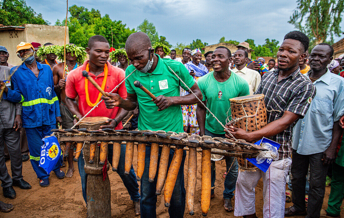 Männer spielen traditionelle Instrumente bei einem Stammesfest,Südlicher Tschad,Afrika