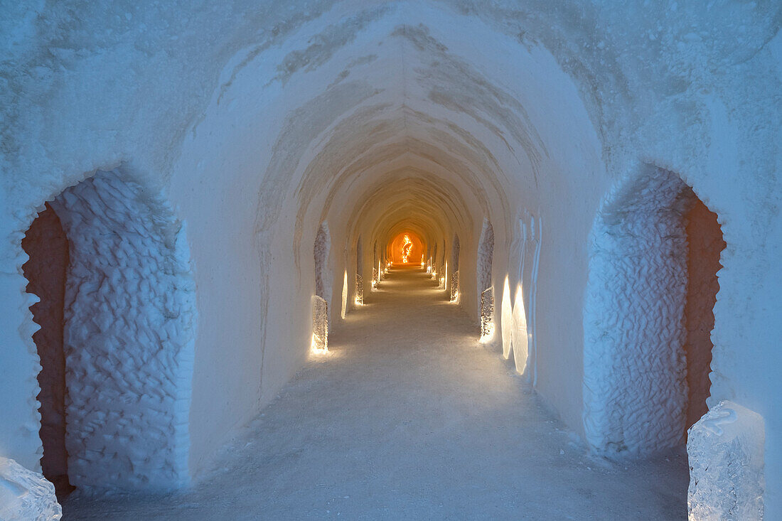 Schlafzimmerkorridor im Sorrisniva Igloo Hotel (Eishotel), Alta, Polarkreis, Norwegen, Skandinavien, Europa