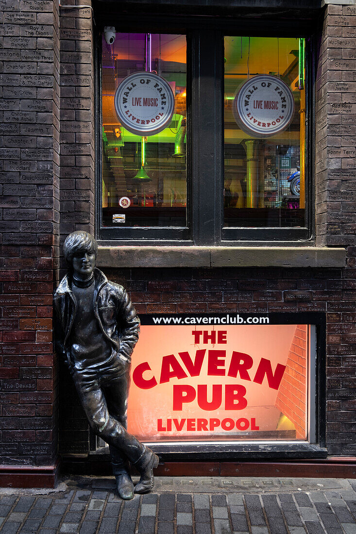 John Lennon Statue vor dem Cavern Pub, Matthew Street, Liverpool, Merseyside, England, Vereinigtes Königreich, Europa