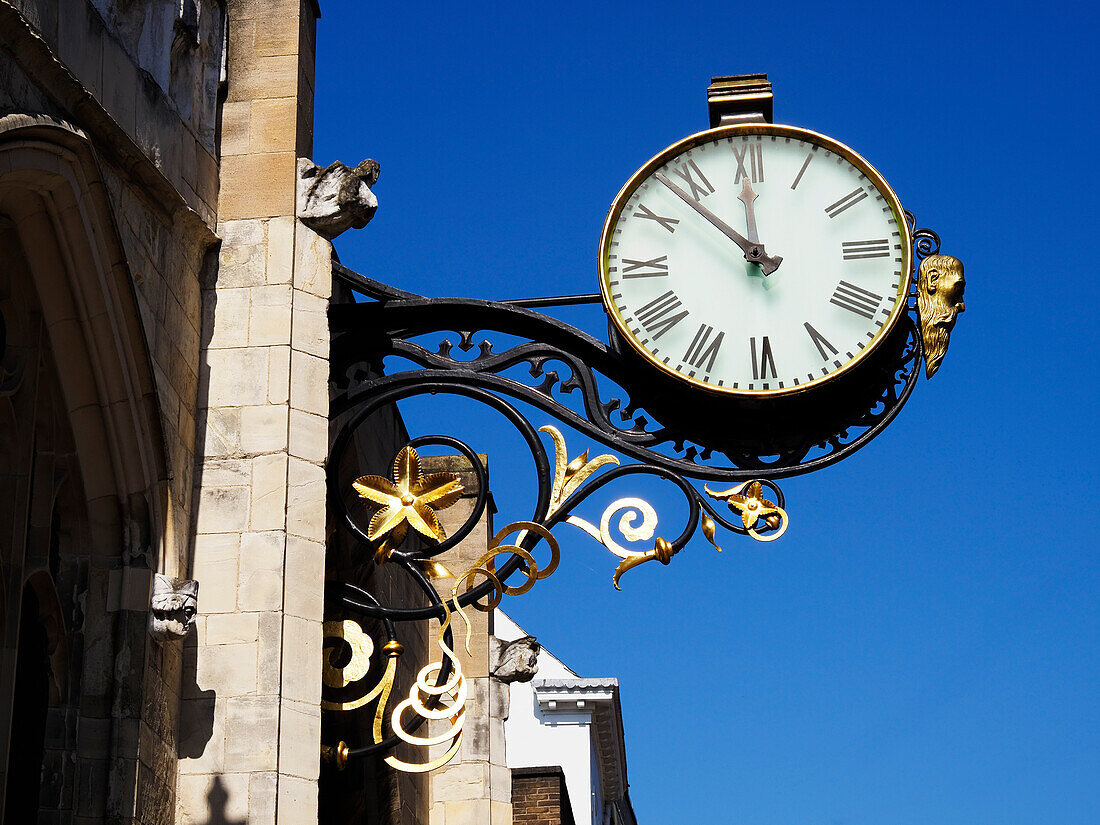 Uhr an der Kirche St. Martin le Grand in der Coney Street, York, Yorkshire, England, Vereinigtes Königreich, Europa