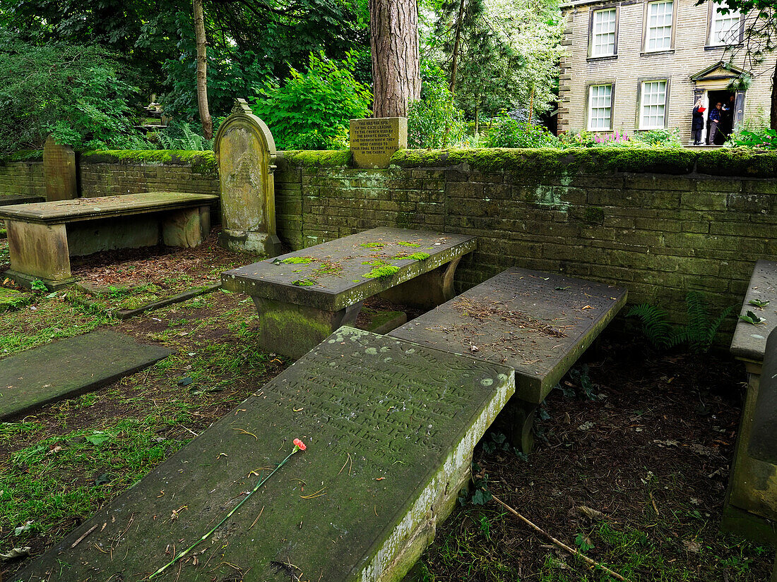 Tabbys Grab auf dem Kirchhof von Haworth, Haworth, Yorkshire, England, Vereinigtes Königreich, Europa