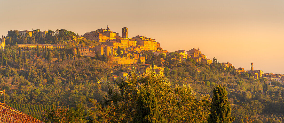 Blick auf den Sonnenaufgang in der auf einem Hügel gelegenen mittelalterlichen Stadt Montepulciano, Provinz Siena, Toskana, Italien, Europa