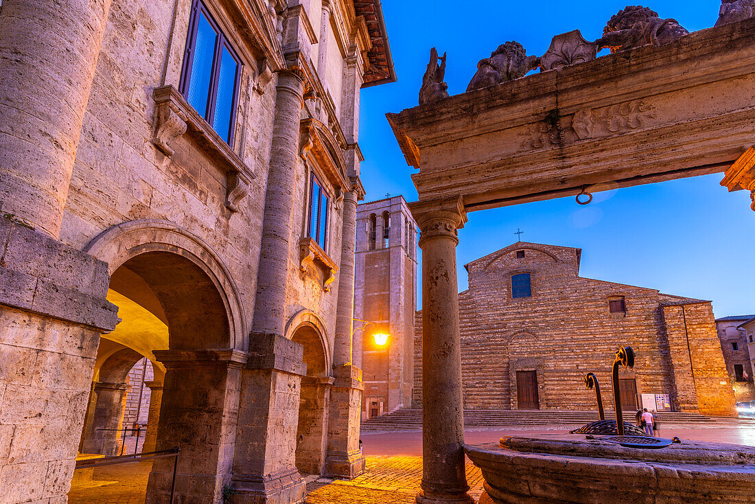 Blick auf Pozzo dei Grifi e dei Leoni und Duomo auf der Piazza Grande in der Abenddämmerung, Montepulciano, Provinz Siena, Toskana, Italien, Europa