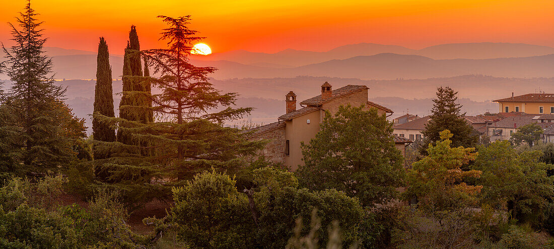 Blick auf den Sonnenaufgang über Chianciano Terme, Provinz Siena, Toskana, Italien, Europa