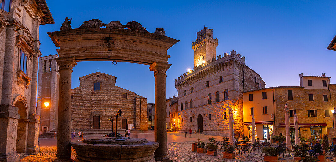 Blick auf Pozzo dei Grifi e dei Leoni und Palazzo Comunale auf der Piazza Grande in der Abenddämmerung, Montepulciano, Provinz Siena, Toskana, Italien, Europa