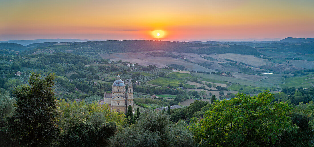 Blick auf die Kirche Tempio di San Biagio bei Sonnenuntergang, Montepulciano, Provinz Siena, Toskana, Italien, Europa