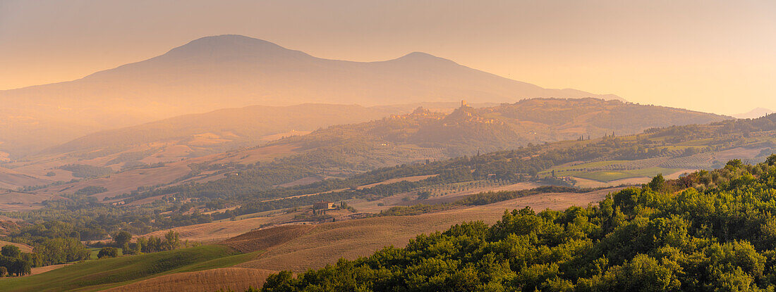 Blick auf die Landschaft im Val d' Orcia bei San Quirico d' Orcia, Provinz Siena, Toskana, Italien, Europa