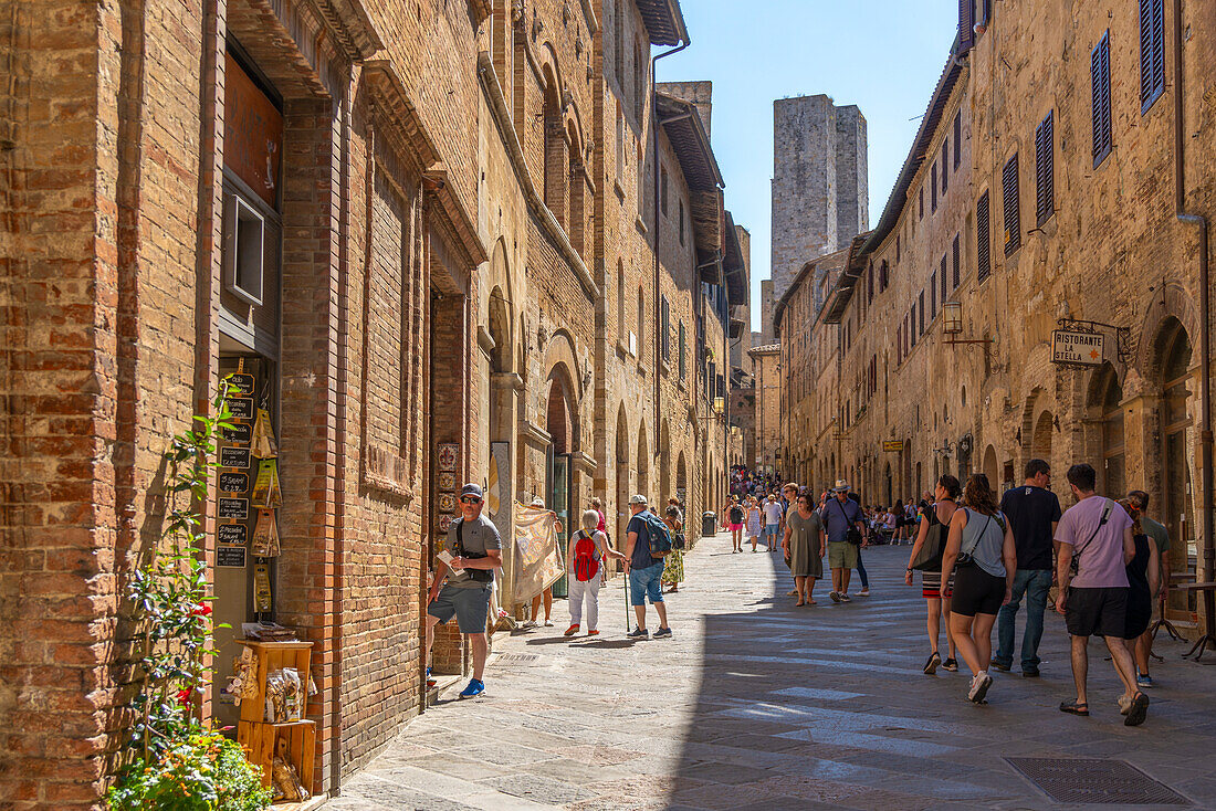 Blick auf Türme von einer schmalen Straße in San Gimignano, San Gimignano, UNESCO-Welterbe, Provinz Siena, Toskana, Italien, Europa