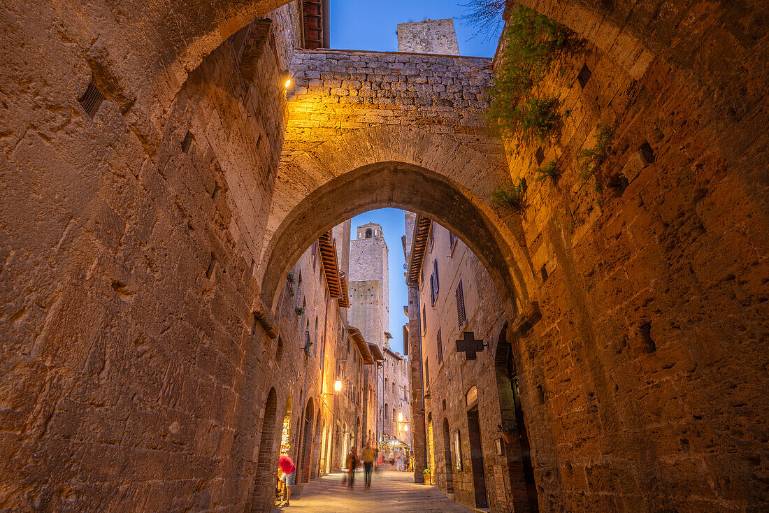 Blick auf enge Gasse in San Gimignano in der Abenddämmerung, San Gimignano, UNESCO-Welterbe, Provinz Siena, Toskana, Italien, Europa
