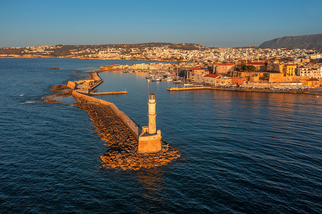 Leuchtturm am venezianischen Hafen und in der Altstadt von Chania,Kreta,Griechische Inseln,Griechenland,Europa