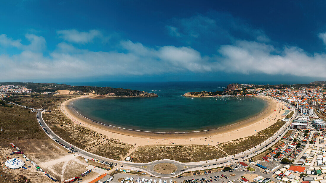 Luftaufnahme der muschelförmigen Bucht von Sao Martinho do Porto, Portugal, Europa
