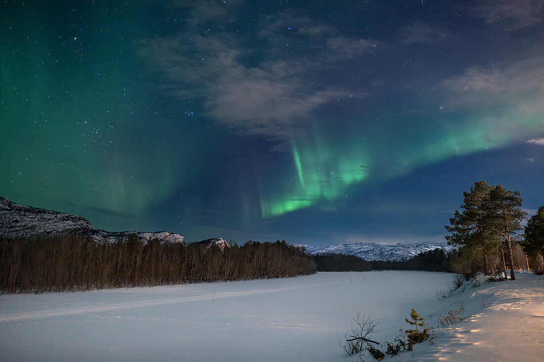 Aurora Borealis (Nordlicht) über dem zugefrorenen Alta River, nahe Alta, Polarkreis, Norwegen, Skandinavien, Europa