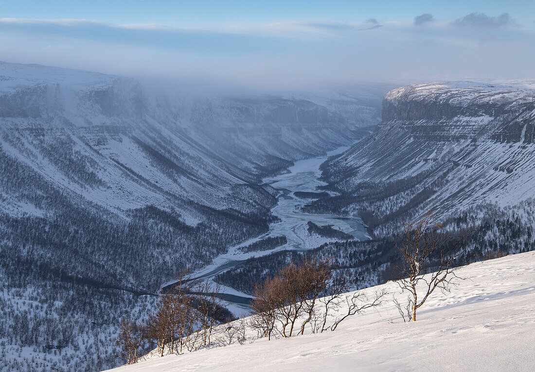 Alta-Schlucht und der Alta-Fluss von der Finnmark-Hochebene im Winter, Finnmark-Hochebene, nahe Alta, Polarkreis, Norwegen, Skandinavien, Europa