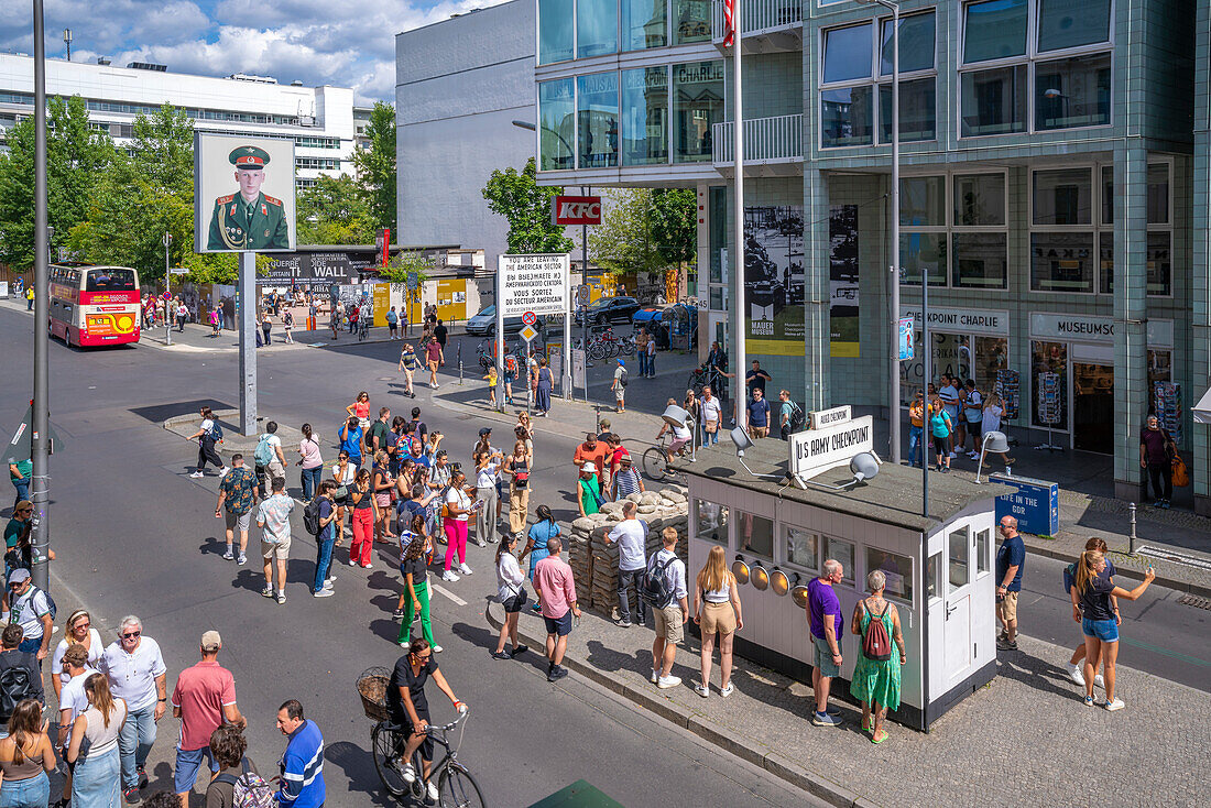 Blick auf den Checkpoint Charlie, Friedrichstraße, Berlin, Deutschland, Europa