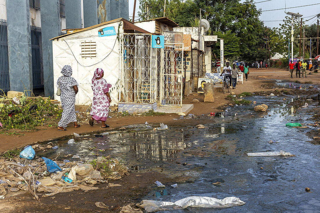Überschwemmte Straße in Kaolack, Senegal, Westafrika, Afrika