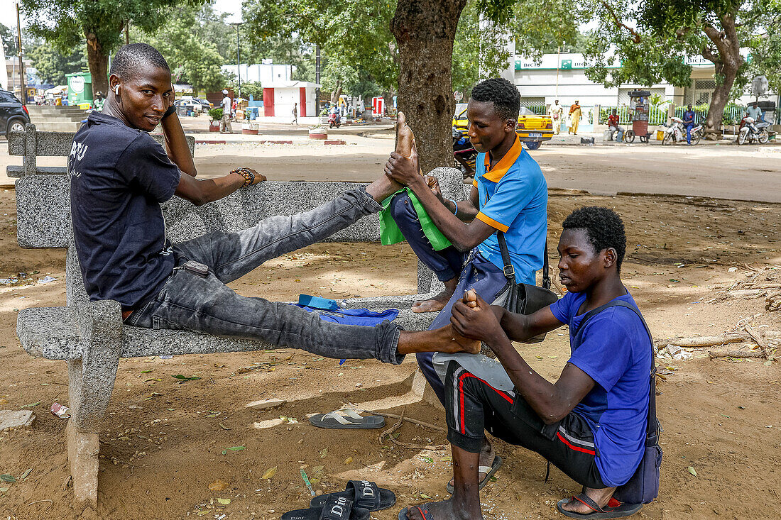 Pediküre auf der Straße im Zentrum von Thies, Senegal, Westafrika, Afrika