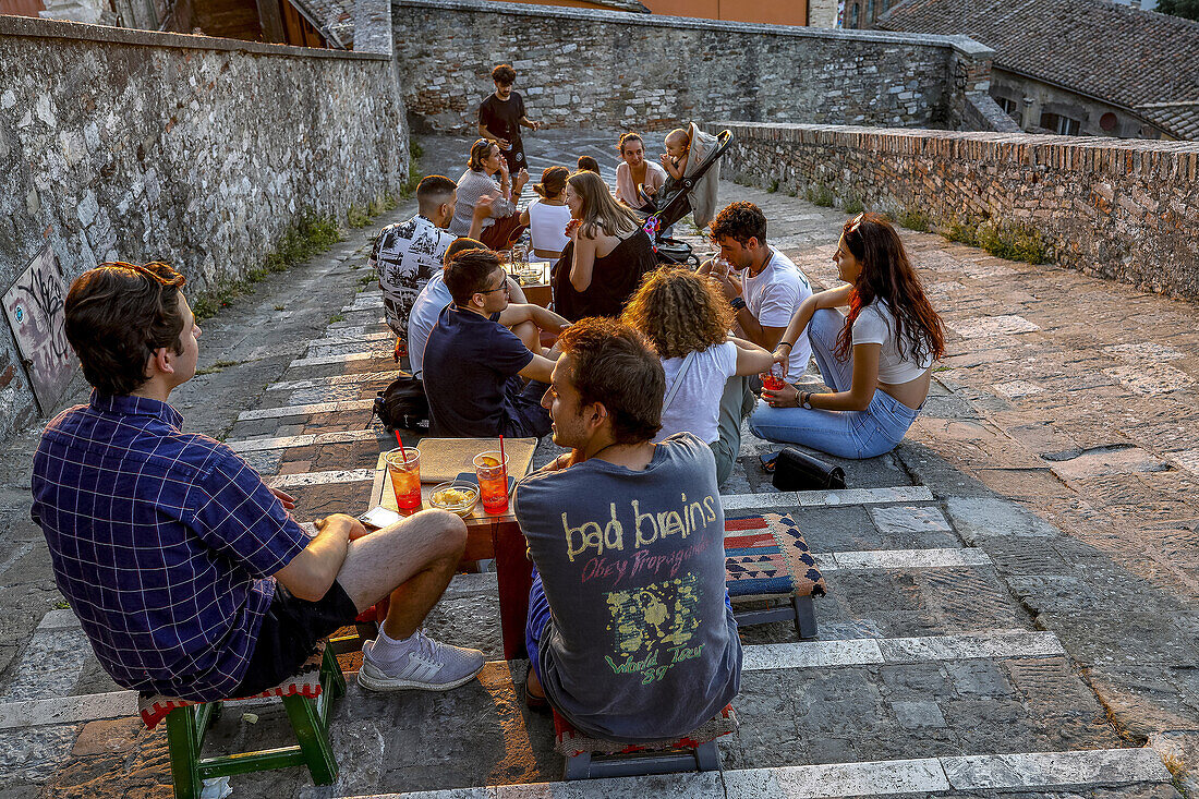 Junge Leute sitzen in einer Bar in einem städtischen Treppenhaus in Perugia, Umbrien, Italien, Europa