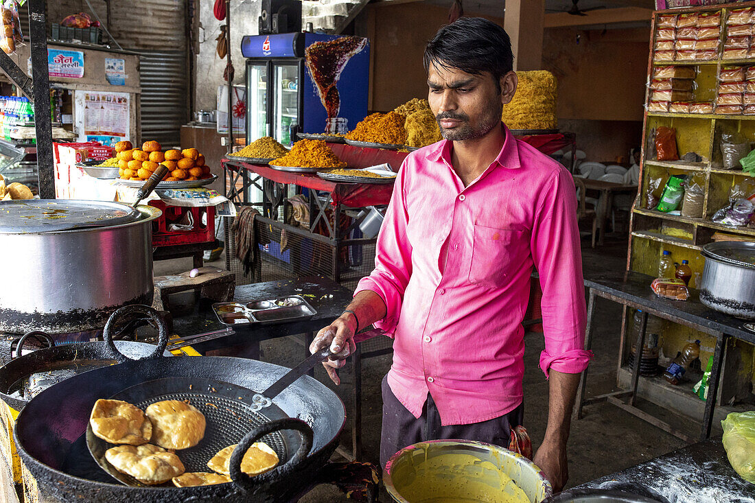 Restaurant im Dorf Babra, Maharashtra, Indien, Asien