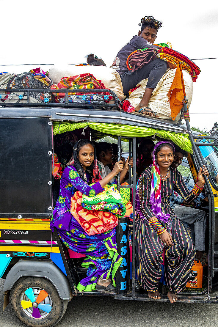 Junge Inder in einer Autorikscha in der Nähe von Dediapada, Gujarat, Indien, Asien