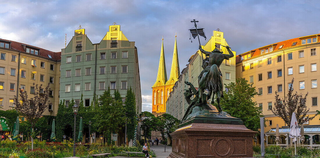 Blick auf die Nikolaikirche und den Drachentöter St. Georg bei Sonnenuntergang,Nikolaiviertel,Berlin,Deutschland,Europa
