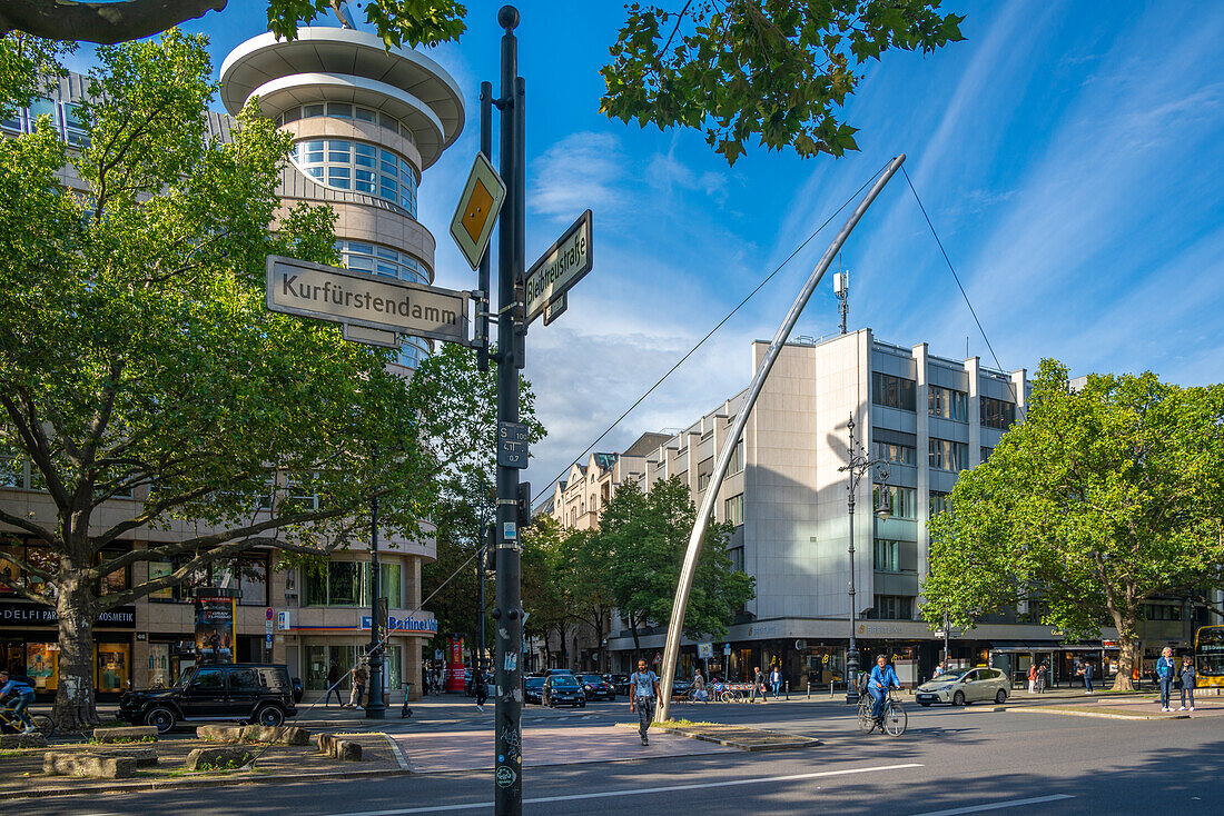 Blick auf die Geschäfte am baumgesäumten Kurfurstendamm in Berlin,Deutschland,Europa