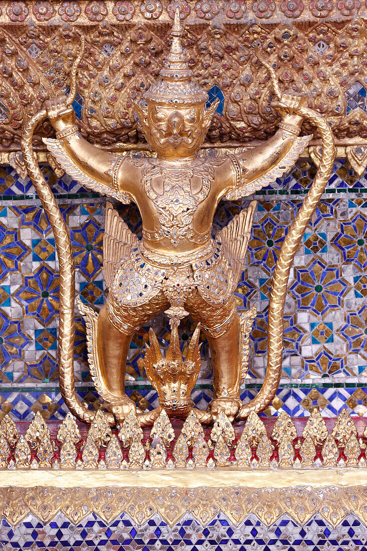 Goldene Skulptur von Garuda und Naga, Wat Phra Kaew (Tempel des Smaragdbuddhas), Bangkok, Thailand, Südostasien, Asien