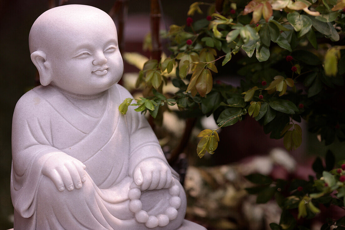 Marmorstatue, Junger buddhistischer Mönch im Garten, Linh Chieu Zen-Kloster, Vung Tau, Vietnam, Indochina, Südostasien, Asien