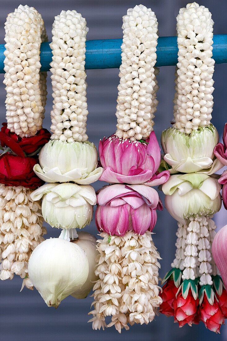 Blumengirlanden als Tempelopfer für Hindu-Zeremonie, Indischer Blumenladen im Sri Maha Mariamman Tempel, Bangkok, Thailand, Südostasien, Asien