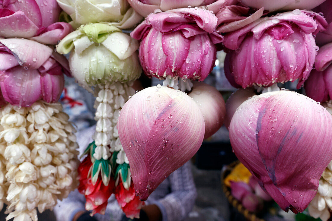 Blumengirlanden als Tempelopfer für die Hindu-Zeremonie, Indischer Blumenladen im Sri Maha Mariamman Tempel, Bangkok, Thailand, Südostasien, Asien
