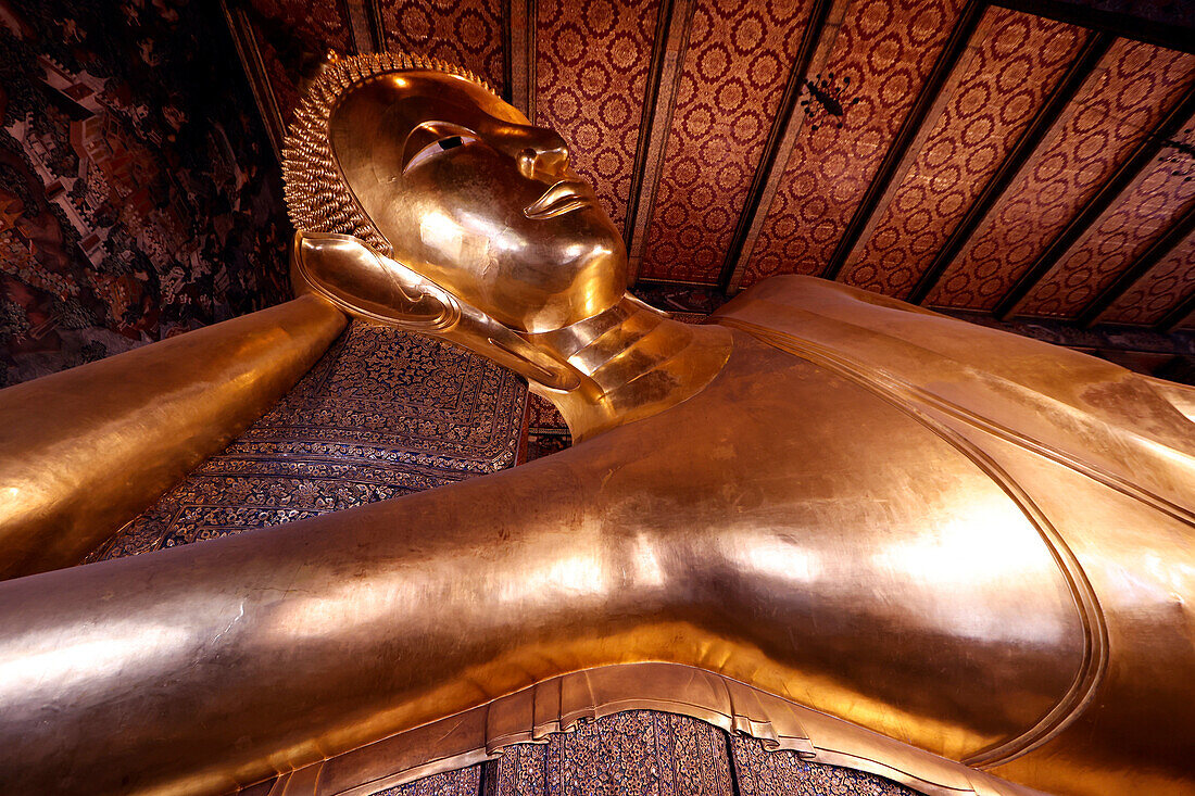 Große liegende goldene Buddha-Statue (Phra Buddhasaiyas), Wat Pho (Tempel des liegenden Buddhas), Bangkok, Thailand, Südostasien, Asien