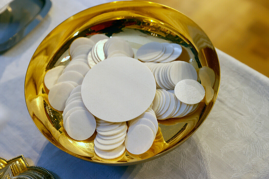 Eucharistietisch, katholische Messe, Barockkirche Saint-Gervais, Saint-Gervais, Haute-Savoie, Frankreich, Europa