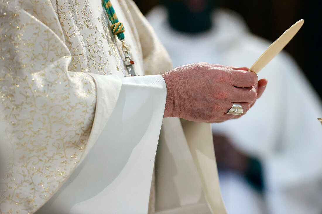 Katholische Messe, Eucharistiefeier, Erhebung der Hostie, Kirche Saint Maurice, Cruseilles, Haute-Savoie, Frankreich, Europa