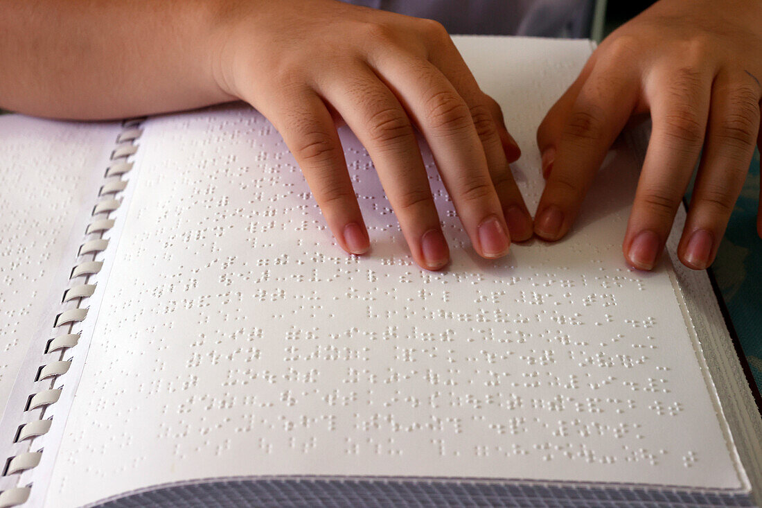 Nahaufnahme der Hände eines blinden Mädchens, das ein Buch in Blindenschrift liest, Zentrum für blinde Kinder, Ho Chi Minh Stadt, Vietnam, Indochina, Südostasien, Asien