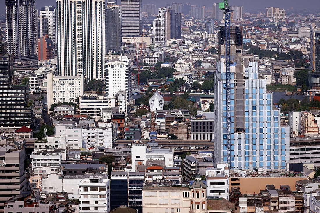 Blick auf die Skyline von Bangkok in Richtung Silom Road, Bangkok, Thailand, Südostasien, Asien