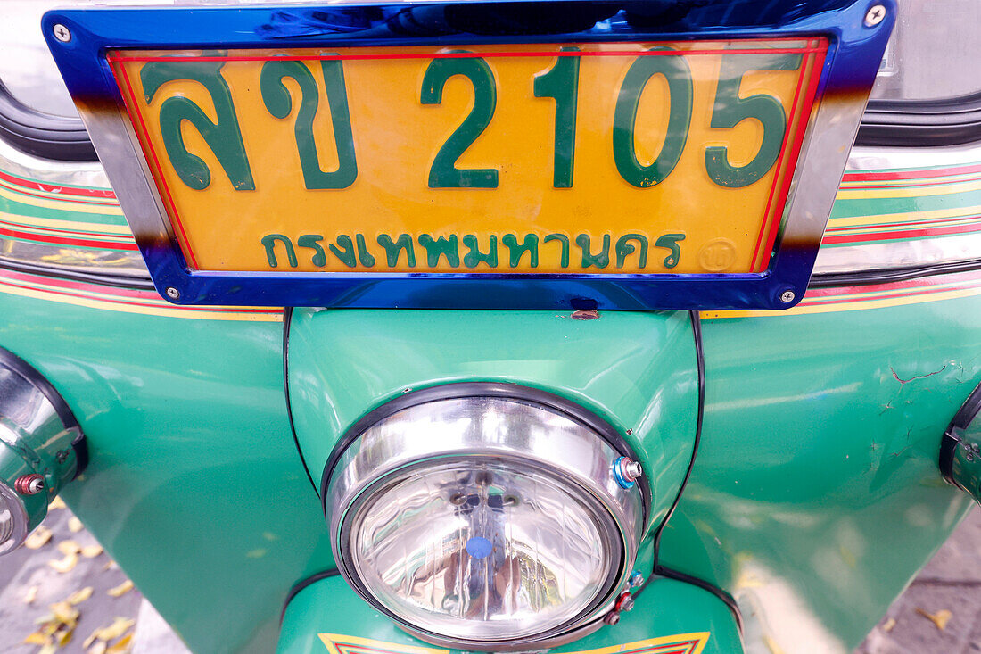 Nahaufnahme des Nummernschilds eines Tuk Tuk, eines für Südostasien typischen Taxis, Bangkok, Thailand, Südostasien, Asien