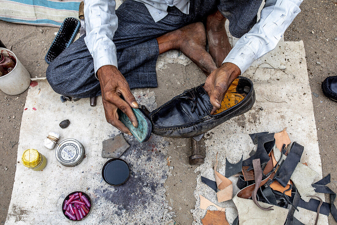 Schuhe putzen in Babra, Maharashtra, Indien, Asien