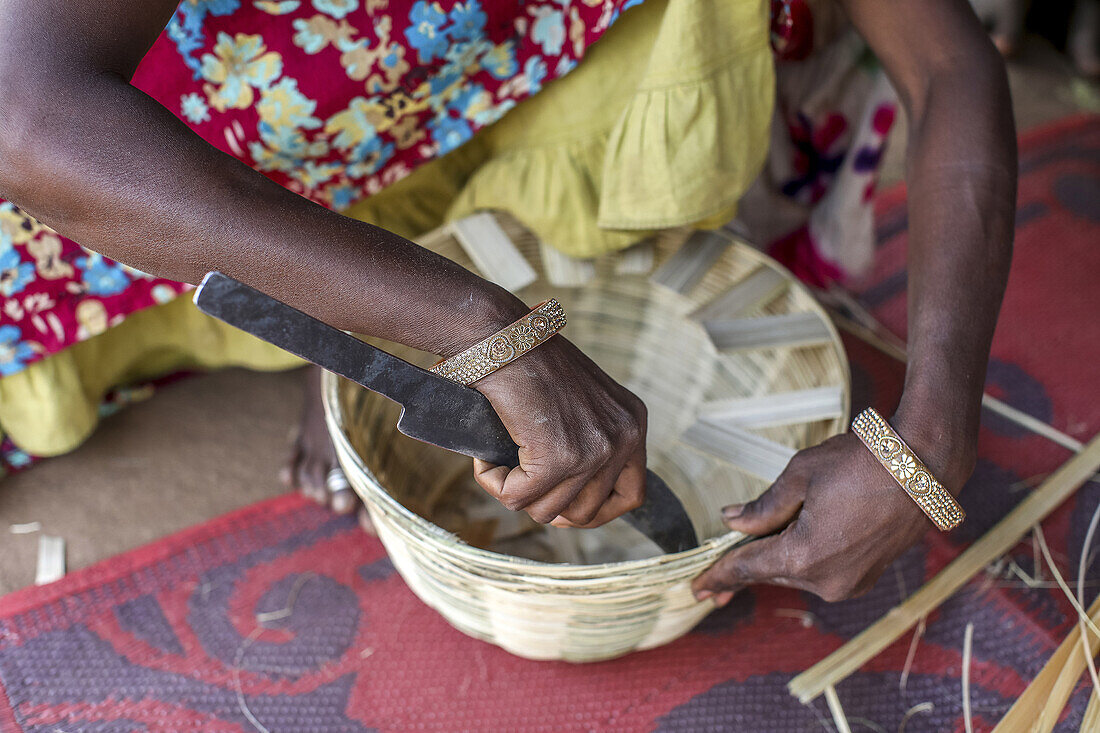 Adivasi-Frau beim Flechten von Körben in einem Dorf im Narmada-Distrikt, Gujarat, Indien, Asien