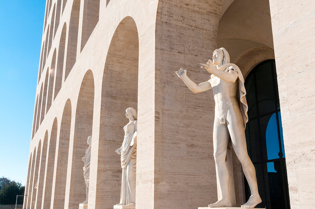 Statuen am Palazzo della Civilta Italiana (Palazzo della Civilta del Lavoro) (Platz Kolosseum),EUR,Rom,Latium (Lazio),Italien,Europa