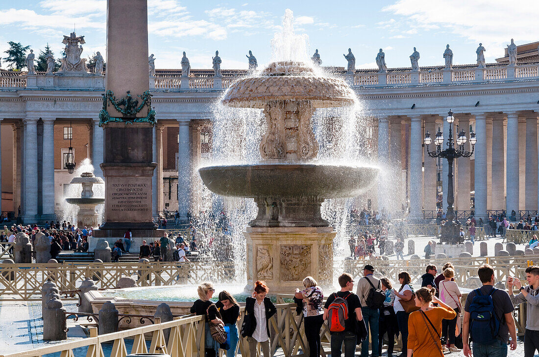 Brunnen auf dem Petersplatz,Vatikanstadt,UNESCO-Weltkulturerbe,Rom,Latium,Italien,Europa