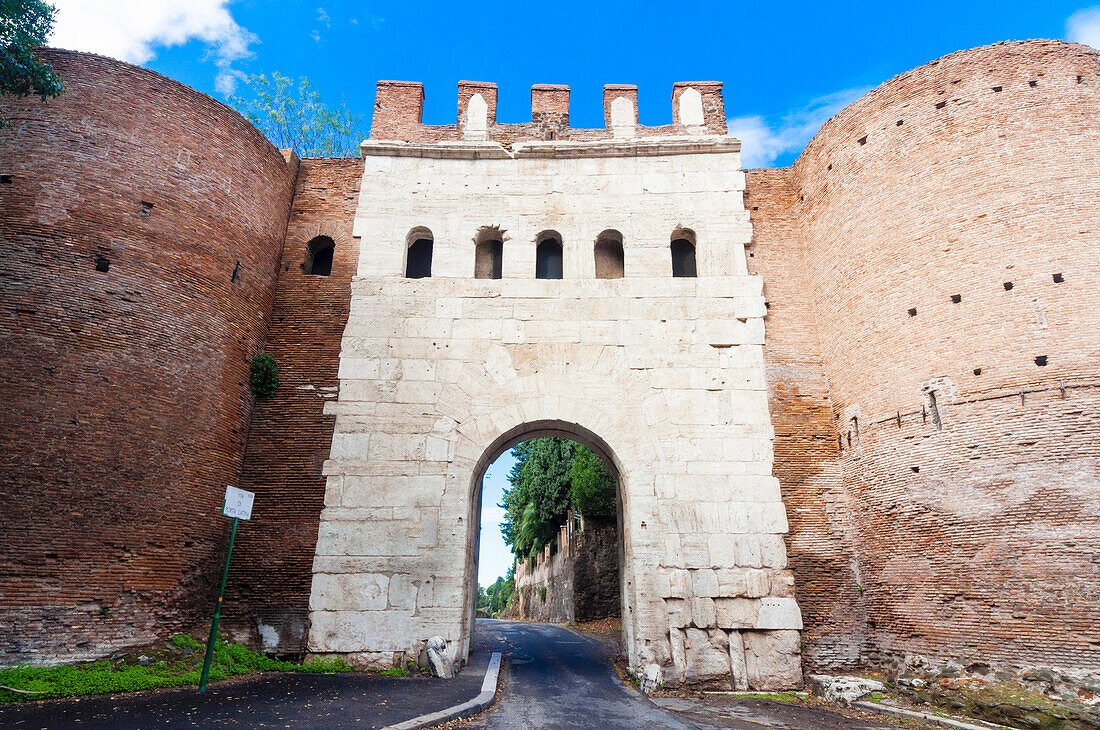 Porta Latina (Latin Gate),Roman Aurelian Walls (Mura Aureliane),UNESCO World Heritage Site,Rome,Latium (Lazio),Italy,Europe