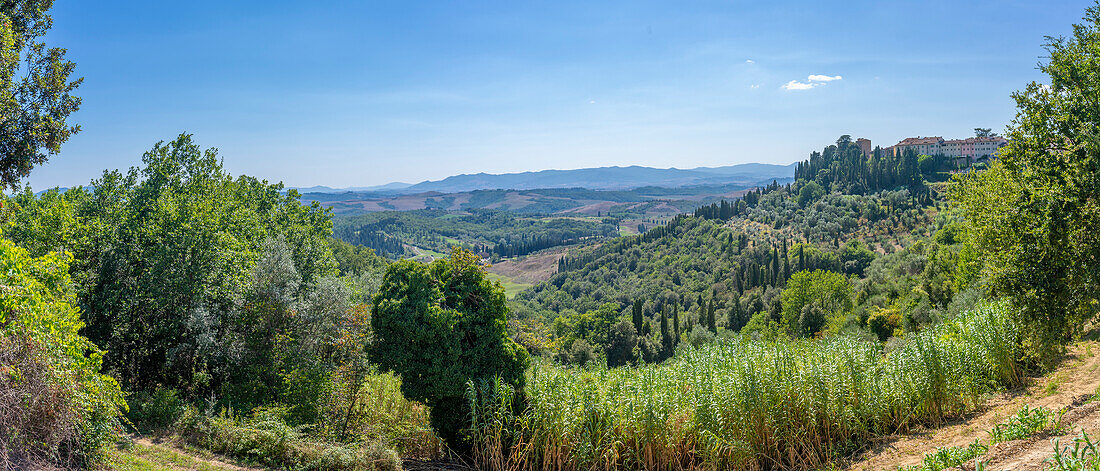 Blick auf Hügel und Landschaft und Stadt bei San Vivaldo,Toskana,Italien,Europa
