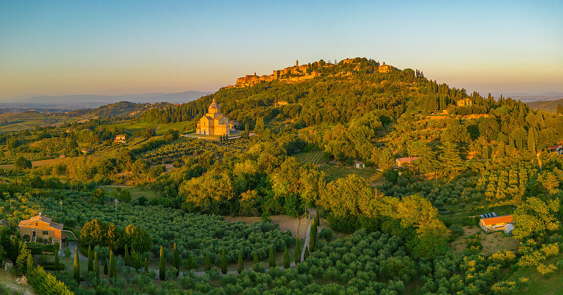 Blick von oben auf Weinberge, Olivenhaine und Montepulciano bei Sonnenuntergang,Montepulciano,Toskana,Italien,Europa