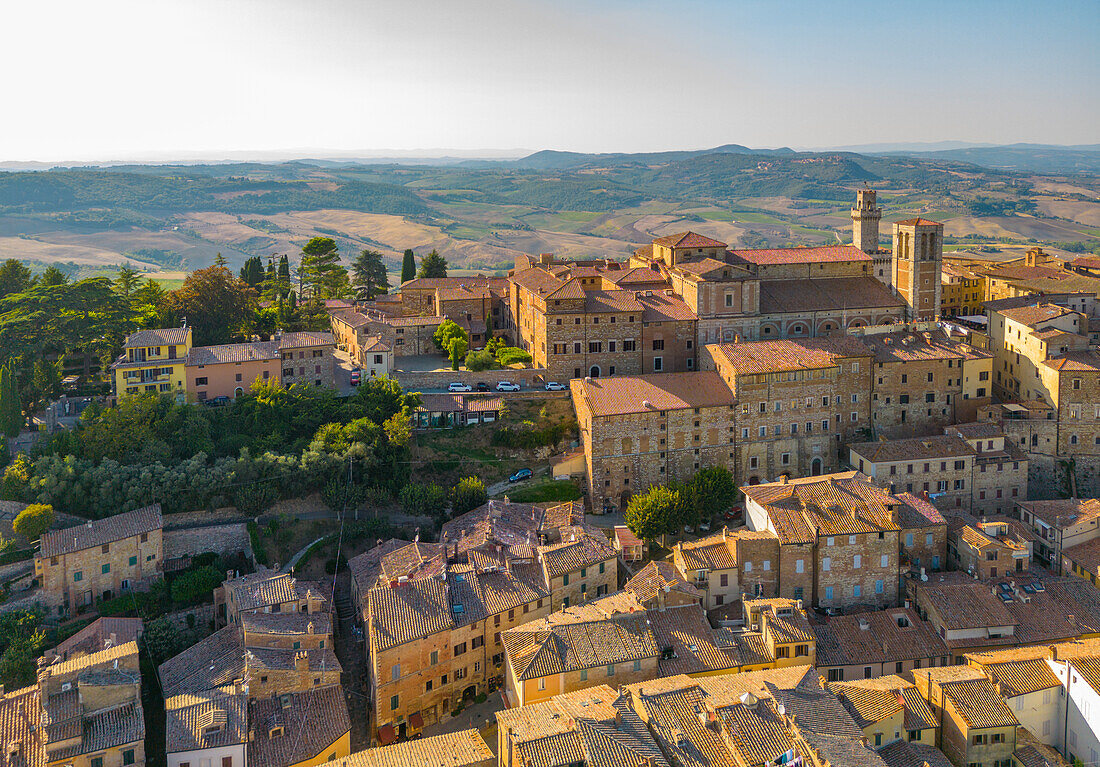 Blick von oben auf die Dächer und die Stadt Montepulciano bei Sonnenuntergang,Montepulciano,Toskana,Italien,Europa