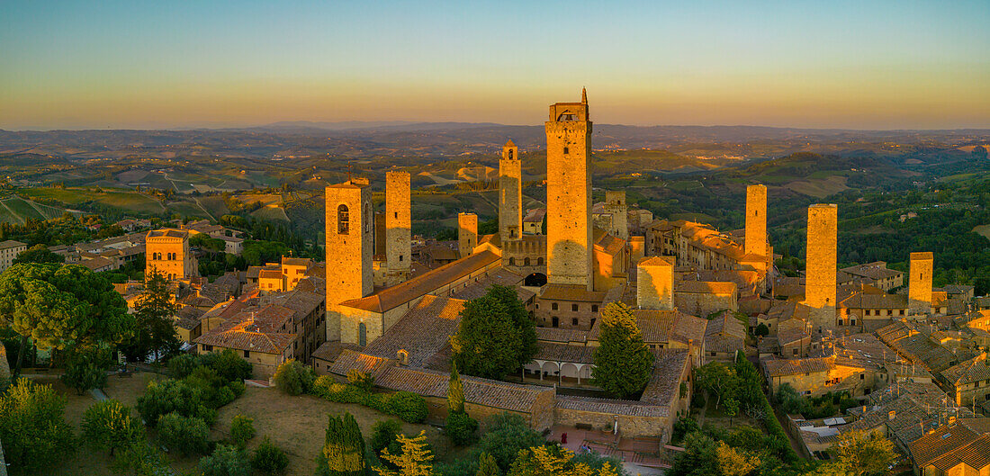 Blick auf San Gimignano und die Türme bei Sonnenuntergang,San Gimignano,UNESCO-Welterbe,Toskana,Italien,Europa