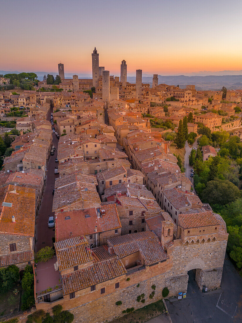 Blick von oben auf die Dächer und die Stadt bei Sonnenaufgang, San Gimignano, Toskana, Italien, Europa