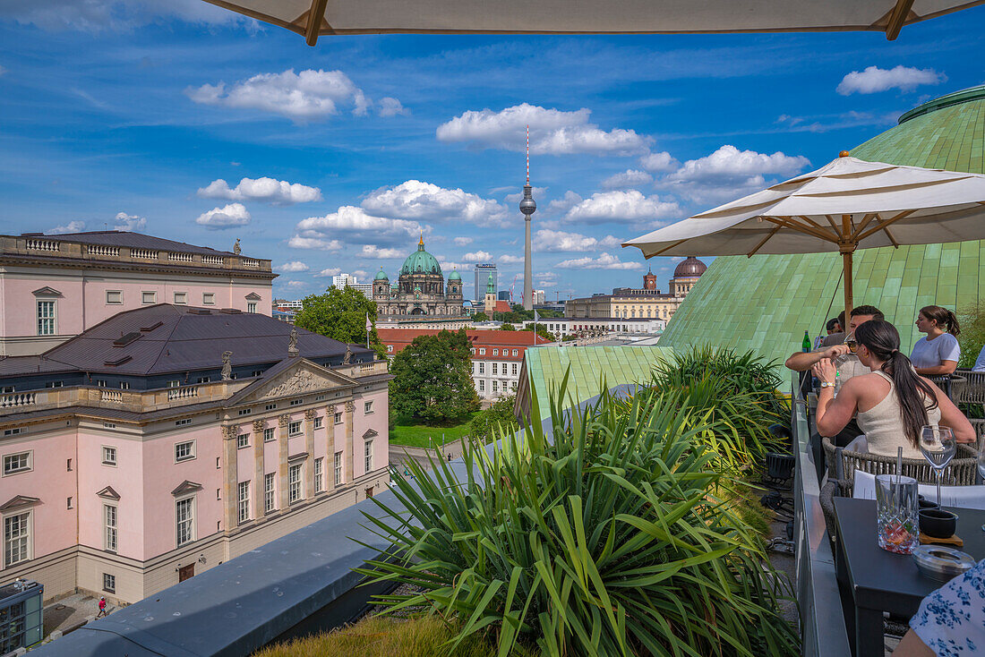 Blick auf den Berliner Fernsehturm und den Berliner Dom von der Dachterrasse des Hotel de Rome,Berlin,Deutschland,Europa