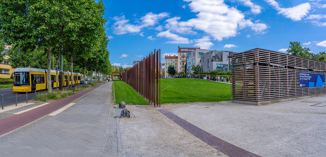 Blick auf die gelbe Straßenbahn an der Gedenkstätte Berliner Mauer, Gedenkpark, Bernauer Straße, Berlin, Deutschland, Europa
